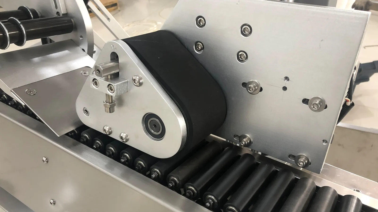 High-Speed Horizontal Bottle Labeler | 420 bpm & Servo Drive Custom Materials